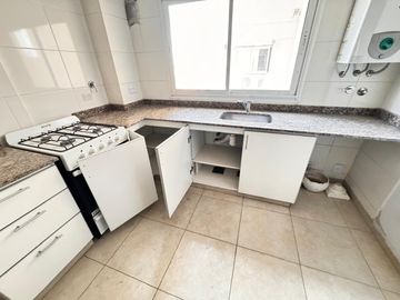 Amplio departamento de 1 dormitorio seminuevo en Libertad al 200, SMT. Con amenities!