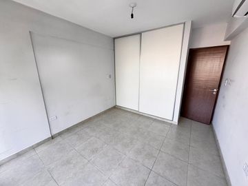 Amplio departamento de 1 dormitorio seminuevo en Libertad al 200, SMT. Con amenities!