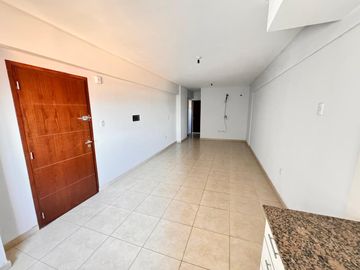 Amplio departamento de 1 dormitorio seminuevo en Libertad al 200, SMT. Con amenities!