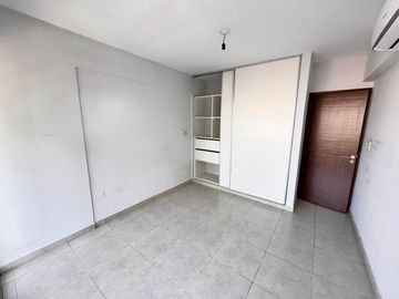 Amplio departamento de 1 dormitorio seminuevo en Libertad al 200, SMT. Con amenities!