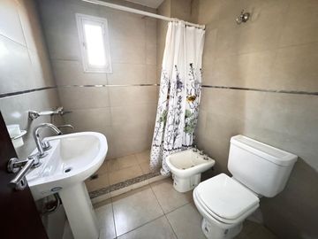 Amplio departamento de 1 dormitorio seminuevo en Libertad al 200, SMT. Con amenities!