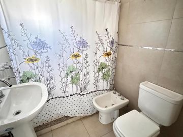 Amplio departamento de 1 dormitorio seminuevo en Libertad al 200, SMT. Con amenities!