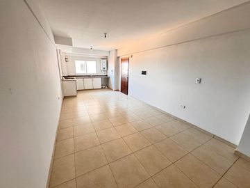 Amplio departamento de 1 dormitorio seminuevo en Libertad al 200, SMT. Con amenities!