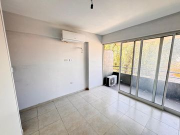 Amplio departamento de 1 dormitorio seminuevo en Libertad al 200, SMT. Con amenities!