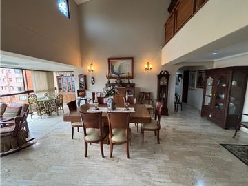 VENTA DE AMPLIO, CÓMODO Y HERMOSO APARTAMENTO DUPLEX POBLADO MEDELLN
