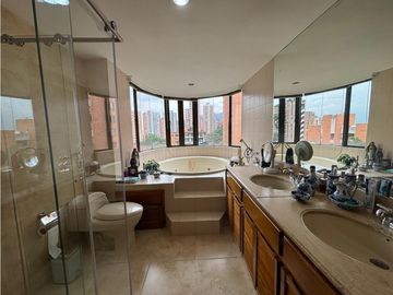 VENTA DE AMPLIO, CÓMODO Y HERMOSO APARTAMENTO DUPLEX POBLADO MEDELLN