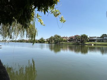 Casa al lago en VENTA en Los Castores, Nordelta. 4 ambientes