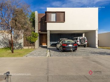 Casa de lujo en venta en Hacienda San Acasio en coto.