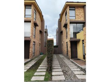 VENDO CASA EN CONJUNTO CERRADO EN CAJICA