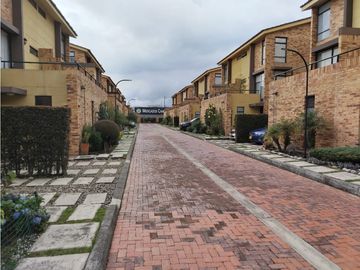 VENDO CASA EN CONJUNTO CERRADO EN CAJICA