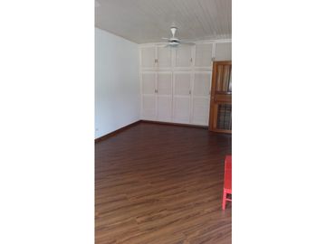 Venta de Casa con 3 pisos en Hato Pintado