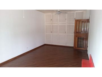 Venta de Casa con 3 pisos en Hato Pintado