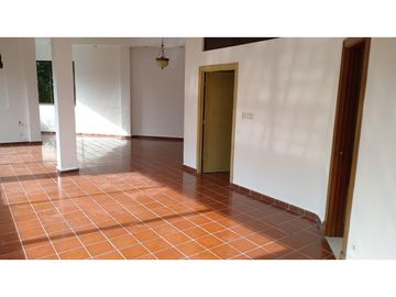Venta de Casa con 3 pisos en Hato Pintado