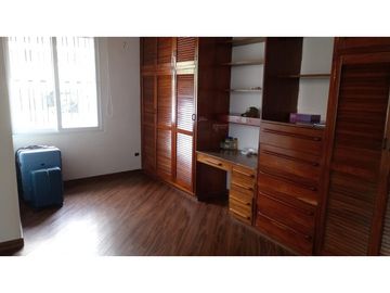 Venta de Casa con 3 pisos en Hato Pintado