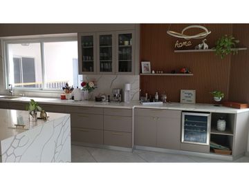 Venta de Casa con 3 pisos en Hato Pintado
