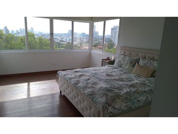 Venta de Casa con 3 pisos en Hato Pintado