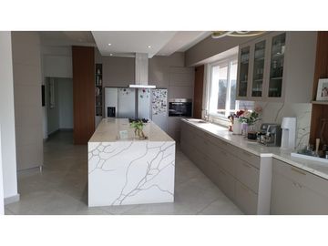 Venta de Casa con 3 pisos en Hato Pintado