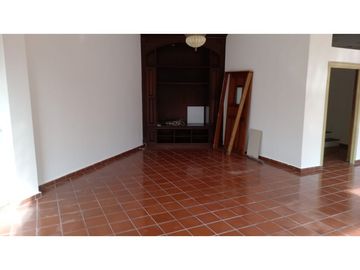 Venta de Casa con 3 pisos en Hato Pintado