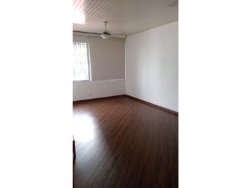Venta de Casa con 3 pisos en Hato Pintado