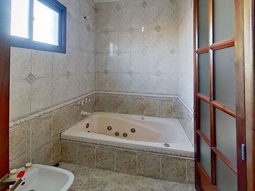 VENTA CASA 6 AMBIENTES EZPELETA