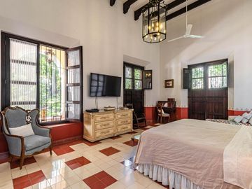 CASA EN VENTA EN CUERNAVACA, EN UN NIVEL, ESTILO HACIENDA YUCATECA, ENTORNO ARBOLADO