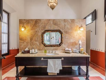 CASA EN VENTA EN CUERNAVACA, EN UN NIVEL, ESTILO HACIENDA YUCATECA, ENTORNO ARBOLADO