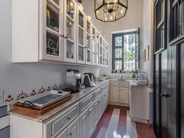 CASA EN VENTA EN CUERNAVACA, EN UN NIVEL, ESTILO HACIENDA YUCATECA, ENTORNO ARBOLADO