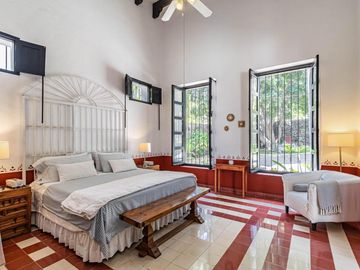 CASA EN VENTA EN CUERNAVACA, EN UN NIVEL, ESTILO HACIENDA YUCATECA, ENTORNO ARBOLADO