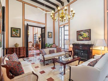 CASA EN VENTA EN CUERNAVACA, EN UN NIVEL, ESTILO HACIENDA YUCATECA, ENTORNO ARBOLADO