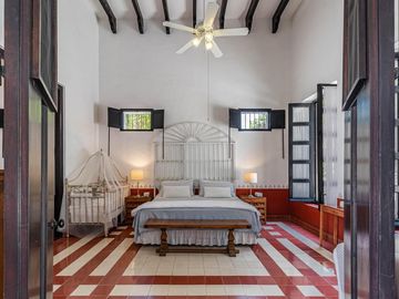 CASA EN VENTA EN CUERNAVACA, EN UN NIVEL, ESTILO HACIENDA YUCATECA, ENTORNO ARBOLADO