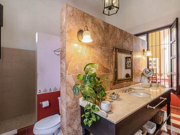 CASA EN VENTA EN CUERNAVACA, EN UN NIVEL, ESTILO HACIENDA YUCATECA, ENTORNO ARBOLADO