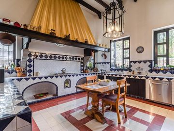 CASA EN VENTA EN CUERNAVACA, EN UN NIVEL, ESTILO HACIENDA YUCATECA, ENTORNO ARBOLADO