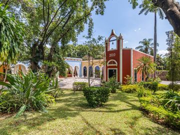 CASA EN VENTA EN CUERNAVACA, EN UN NIVEL, ESTILO HACIENDA YUCATECA, ENTORNO ARBOLADO