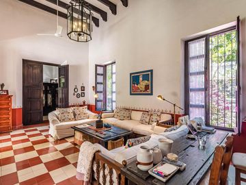 CASA EN VENTA EN CUERNAVACA, EN UN NIVEL, ESTILO HACIENDA YUCATECA, ENTORNO ARBOLADO