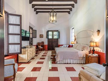 CASA EN VENTA EN CUERNAVACA, EN UN NIVEL, ESTILO HACIENDA YUCATECA, ENTORNO ARBOLADO