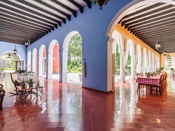CASA EN VENTA EN CUERNAVACA, EN UN NIVEL, ESTILO HACIENDA YUCATECA, ENTORNO ARBOLADO