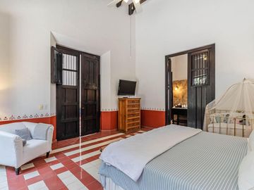 CASA EN VENTA EN CUERNAVACA, EN UN NIVEL, ESTILO HACIENDA YUCATECA, ENTORNO ARBOLADO