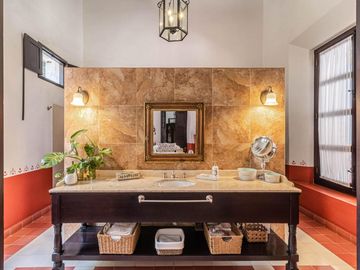 CASA EN VENTA EN CUERNAVACA, EN UN NIVEL, ESTILO HACIENDA YUCATECA, ENTORNO ARBOLADO
