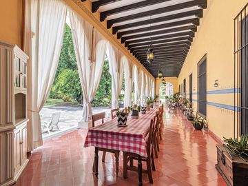 CASA EN VENTA EN CUERNAVACA, EN UN NIVEL, ESTILO HACIENDA YUCATECA, ENTORNO ARBOLADO