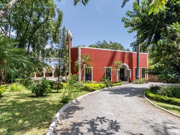 CASA EN VENTA EN CUERNAVACA, EN UN NIVEL, ESTILO HACIENDA YUCATECA, ENTORNO ARBOLADO