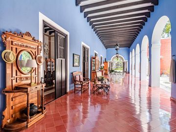 CASA EN VENTA EN CUERNAVACA, EN UN NIVEL, ESTILO HACIENDA YUCATECA, ENTORNO ARBOLADO