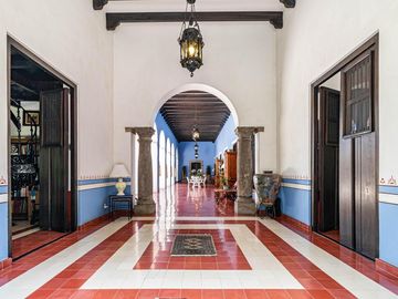 CASA EN VENTA EN CUERNAVACA, EN UN NIVEL, ESTILO HACIENDA YUCATECA, ENTORNO ARBOLADO