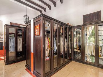 CASA EN VENTA EN CUERNAVACA, EN UN NIVEL, ESTILO HACIENDA YUCATECA, ENTORNO ARBOLADO