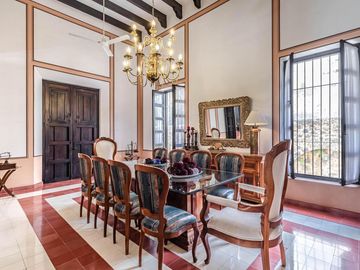 CASA EN VENTA EN CUERNAVACA, EN UN NIVEL, ESTILO HACIENDA YUCATECA, ENTORNO ARBOLADO