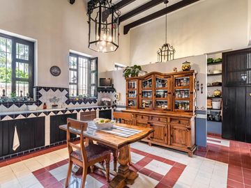 CASA EN VENTA EN CUERNAVACA, EN UN NIVEL, ESTILO HACIENDA YUCATECA, ENTORNO ARBOLADO
