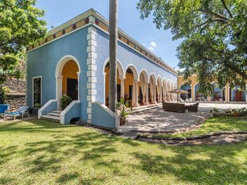 CASA EN VENTA EN CUERNAVACA, EN UN NIVEL, ESTILO HACIENDA YUCATECA, ENTORNO ARBOLADO