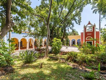 CASA EN VENTA EN CUERNAVACA, EN UN NIVEL, ESTILO HACIENDA YUCATECA, ENTORNO ARBOLADO