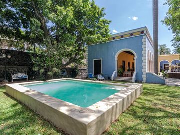 CASA EN VENTA EN CUERNAVACA, EN UN NIVEL, ESTILO HACIENDA YUCATECA, ENTORNO ARBOLADO