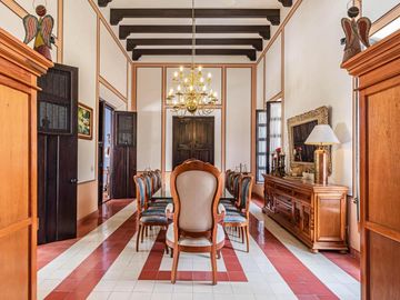 CASA EN VENTA EN CUERNAVACA, EN UN NIVEL, ESTILO HACIENDA YUCATECA, ENTORNO ARBOLADO