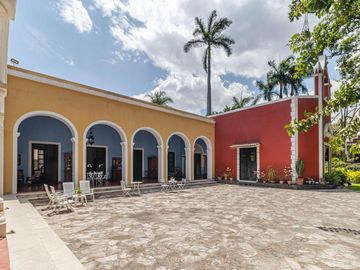 CASA EN VENTA EN CUERNAVACA, EN UN NIVEL, ESTILO HACIENDA YUCATECA, ENTORNO ARBOLADO